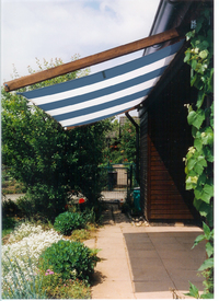 Zonnezeil 270 x 140 cm - blauw/witte blokstrepen, met 20 runners